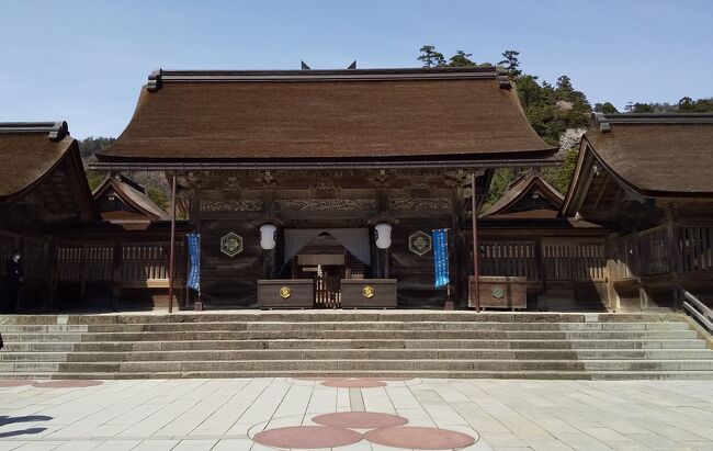 島根県の旅の3日目 同行の友人が特急やくもに乗車してみたいとのことでJR松江駅から出雲市駅まで乗車しました。<br /><br />出雲市駅からは予約していた出雲一畑交通で日御碕灯台へ。運転手さんにウミネコの島 経島を教えてもらいました。日御碕灯台付近の海岸線を散策して日御碕神社へ。タクシーで参拝後稲佐の浜へ。稲佐の浜からは徒歩で出雲神社に向かいます。<br />路線バスでの移動を考えていましたがバスの便数が少なく日御碕灯台での滞在時間が思うように取れないのでタクシーを利用。14400円という見積もりを出していただいたので予約しました。<br /><br />出雲大社参拝後 島根県立古代出雲歴史博物館見学。出雲大社前15:03発の空港へのシャトルバスで出雲縁結び空港へ。15:40に空港到着。16:20発のJL284で羽田に搭乗。大社から空港へ直行の公共交通機関はこれしか無いのですがバスが到着してすぐにセキュリティを通過しなくてはならず焦りました。