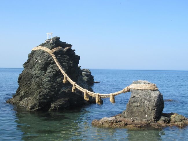 22年ぶりの伊勢神宮参拝を計画しました。4トラの地図も、ここはまだ白い・・・二見ヶ浦は、以前息子たちと家族4人で訪問した時に比べて、遊歩道も整備されて、夫婦岩を近くで見ることが出来るようになっていました。海の透明度が高くて、沖縄の海に匹敵するなと思いました。また、22年ぶりのパルケエスパーニャ!ここも、童心に帰って一日中楽しみました。何と言っても遊園地が未だに好きなお婆ちゃんですから、本当は孫と来たいのだけれど、予定が合わず・・・志摩の絶景を堪能した旅は、心を元気にしてくれます。毎日暗い報道ばかりの中、ともすると気が付かないうちに心が元気を失って傷ついているようでした。旅行の後は、いつもリフレッシュします。だから、私にとっては、旅行が必要不可欠なものだと、今回も強く感じました。<br />4月12日 伊勢湾フェリーで伊良湖岬から鳥羽へ。<br /> 二見ヶ浦 夫婦岩<br /> サンペルラ志摩 泊<br />4月13日 パルケエスパーニャ<br />ここまでの旅行記です。<br />伊勢神宮参拝の旅程は、次の旅行記でアップします。 <br />