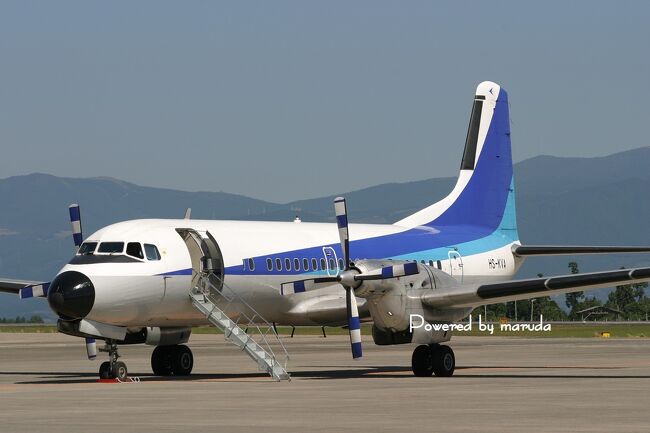 国産旅客機 YS-11 がまだ日本の空で活躍していた時代。最後まで活躍していたのは北のエアーニッポン（ＡＮＫ）と南の日本エアコミューター（ＪＡＣ）の２社だ。その２社のうちエアーニッポンは2003年8月31日、女満別-新千歳のフライトを持って引退している（日本エアコミューターのラストフライトは2006年9月30日、沖永良部-鹿児島となっている）。<br /><br />ＡＮＫで引退した最後のＹＳ－１１であるＪＡ８７７２とその直前まで活躍していたＪＡ８７６１は整備を終えて売却先のタイへフェリーフライトをすることに。その情報を得て、自分のネットワークをフルに生かしてそのフェリーフライト予定日のひとつに賭けて航空券とレンタカーを手配し、経由地である鹿児島空港へ向けて急遽旅立ったのだ。<br /><br /><br />※20年近くも前の話なので、記憶違いにより一部事実と異なることがあるかもしれません。その点はご了承くださいませ。