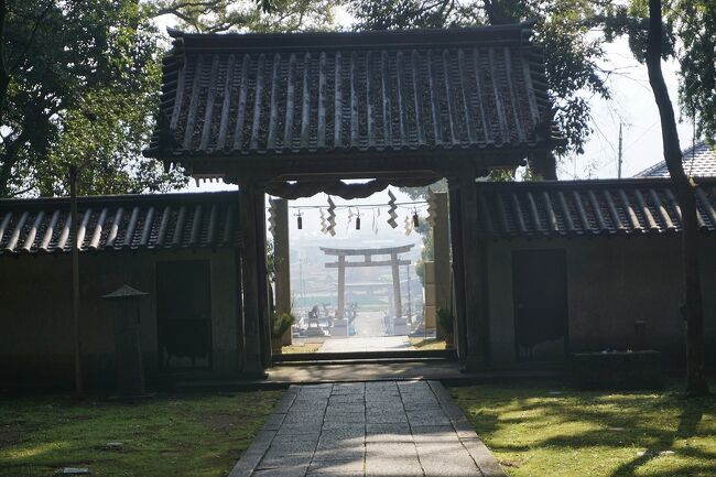 18切符の旅。<br />今回は、香川と愛媛を散歩しました。<br />画像は、石岡神社にてです。<br /><br /><br />過去の「伊予」な旅行記。<br /><br />愛媛旅行記～2022 西条市編～その1「JR/伊予小松駅」<br />https://4travel.jp/travelogue/11749017<br /><br />愛媛旅行記～2022 今治市編～「JR/伊予桜井駅」<br />https://4travel.jp/travelogue/11748657<br /><br />ちょい旅～2022 愛媛・四国中央市編～「JR/伊予土居駅」<br />https://4travel.jp/travelogue/11748187<br /><br />愛媛旅行記～2022 四国中央市編～「JR/伊予三島駅」<br />https://4travel.jp/travelogue/11748168<br /><br />愛媛旅行記～2019 宇和島市編～その1「JR/伊予吉田駅」<br />https://4travel.jp/travelogue/11480285<br /><br />ちょい旅～2018-6 愛媛・故郷 松山市編～その2「JR/伊予北条駅」<br />https://4travel.jp/travelogue/11443297<br /><br />愛媛旅行記～2017 大洲市編～その2「JR/伊予平野駅」<br />https://4travel.jp/travelogue/11329193<br /><br />愛媛旅行記～2017 大洲市編～その1「JR/伊予大洲駅」<br />https://4travel.jp/travelogue/11329192<br /><br />ちょい旅～2017 愛媛・四国中央市編～「JR/伊予寒川駅」<br />https://4travel.jp/travelogue/11320323<br /><br />愛媛旅行記～2014 西条市内編～その2「JR/伊予西条駅」<br />https://4travel.jp/travelogue/10942913<br /><br />「小松」な旅行記。<br /><br />ちょい旅～2021 石川・小松市編～「JR/小松駅」<br />https://4travel.jp/travelogue/11711076<br /><br />過去の愛媛・西条市散歩記。<br /><br />ちょい旅～2022 愛媛・西条市編～<br />https://4travel.jp/travelogue/11748329<br /><br />ちょい旅～2019 愛媛・西条市・今治市編～<br />https://4travel.jp/travelogue/11505118<br /><br />愛媛旅行記～2014 西条市編～その1<br />https://4travel.jp/travelogue/10941886<br /><br />愛媛旅行記～2014 西条市編～その2<br />https://4travel.jp/travelogue/10942913<br /><br /><br />愛媛まとめ旅行記。<br /><br />My Favorite 愛媛 VOL.3<br />https://4travel.jp/travelogue/11609770<br /><br />My Favorite 愛媛 VOL.2<br />https://4travel.jp/travelogue/11350823<br /><br />My Favorite 愛媛 VOL.1<br />http://4travel.jp/travelogue/11231704