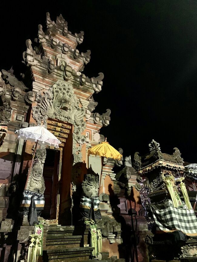 私の村のオダラン、お寺の創立祭の様子です。<br />バリの音楽(ガムラン)演奏や踊りが奉納され、おても綺麗に飾られとても華やかです。<br />多くの人がお供え物を持ってお祈りしにきます。<br />