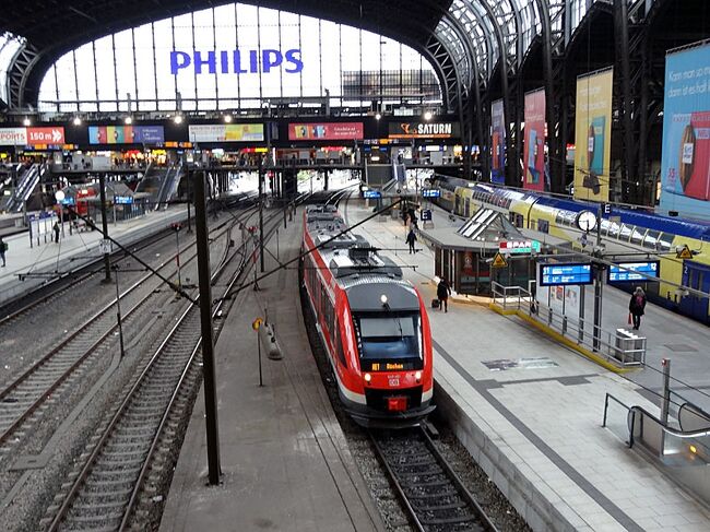 ハンブルクから列車でハンザ都市のリューベックに向かいます。<br /><br />2019年のゴールデンウイークは10連休。出発を1日と数時間前倒しすると経由便ながら羽田→コペンハーゲン、フランクフルト→羽田のオープンジョーで、サーチャージや税もコミコミ8万円を切る航空券を見つけたのが前年の6月。羽田発や現地発の時間帯も良いので、まだ出発が10ヶ月以上先ではあるものの、先手を打って迷わずゲット。<br /><br />往復の機中泊を含めると11泊12日、現地滞在正味10日の旅の入り口にコペンハーゲン、出口にフランクフルトを選んだんだのは、デンマークとドイツの間の海峡で列車を連絡船(フェリー)に乗せて航送する渡り鳥ラインと呼ばれるコースに乗ってみたかったから。<br /><br />羽田から夜便で出発。デンマーク1日目は、深夜の乗り継ぎ便で朝にコペンハーゲン到着後、列車でオーデンセを往復。<br />https://4travel.jp/travelogue/11729848<br /><br />デンマーク2日目(ドイツ1日目)は、朝から列車でデンマークの隣国スウェーデンのマルメを往復後、コペンハーゲンから列車代行バスとフェリーによる列車航送を経てドイツのハンブルクへ。<br />https://4travel.jp/travelogue/11734827<br /><br />ドイツ2日目の午前は、ハンブルクから列車でハンザ都市のリューベックに向かいます。<br />【この旅行記です】<br /><br />ドイツ2日目の午後は、リューベックからローカル列車で製塩業で栄えた街リューネブルクへ。<br />https://4travel.jp/travelogue/11750290<br /><br />ドイツ3日目の午前は、メクレンブルク=フィアボルン州の州都シュヴェリーンを観光。ロストク乗り継ぎでシュトラールズントへ。<br />https://4travel.jp/travelogue/11751162<br /><br />ドイツ3日目の午後は、バルト海に面した世界遺産、ハンザ同盟の街シュトラールズントを散策。<br />https://4travel.jp/travelogue/11751195<br /><br />ドイツ4日目の午前は、バルト海に浮かぶドイツ最大の島でリューゲン狭軌鉄道のSL列車に乗車(前編)。<br />https://4travel.jp/travelogue/11752645<br /><br />ドイツ4日目の午後は、バルト海に浮かぶドイツ最大の島でリューゲン狭軌鉄道のSL列車に乗車(後編)。その後、首都ベルリンへ。<br />https://4travel.jp/travelogue/11754572<br /><br />ドイツ5日目の午前は、UバーンとSバーンに乗ってベルリンの壁とヴェルヘルム皇帝記念教会を見学後、ブランデンブルク門へ。<br />https://4travel.jp/travelogue/11758299<br /><br />ドイツ5日目の午後(その1)は、東ドイツ時代のディーゼル特急を見学後、保存鉄道のブッコー小鉄道の小さな電車に乗車。<br />https://4travel.jp/travelogue/11758418<br /><br />ドイツ5日目の午後(その2)は、ブッコー小鉄道の終点ブッコー駅の保存車両とミニ鉄道博物館見学後ベルリンに戻ります。<br />https://4travel.jp/travelogue/11761196<br /><br />ドイツ5日目の夜は、バスとトラム、Sバーンで連邦議会議事堂からウンター・デン・リンデンをアレクサンダー広場まで散策です。<br />https://4travel.jp/travelogue/11761277<br /><br />ドイツ6日目の午前は、ベルリンからブダペスト行きのユーロシティーでドレスデンへ。Sバーンでバート・シャンダウに向かう際にキャッシングでぼったくりATMに遭遇。<br />https://4travel.jp/travelogue/11762492<br /><br />ドイツ6日目の午後(その1)は、東ドイツ時代の2軸の路面電車、ゴータカーが現役で活躍するキルニッツ渓谷鉄道でリヒテンハイネル滝に向かいます。<br />https://4travel.jp/travelogue/11762656