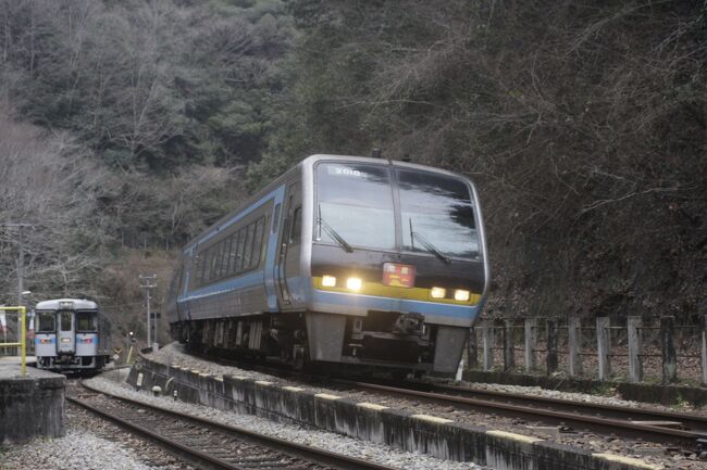 2000系南風のグリーン車の乗り納めと並びの撮影に四国をぐるっと行きました。<br />翌日は阿波池田からスタートし、琴平→高知→児島→善通寺→岡山→善通寺と乗ってきました。