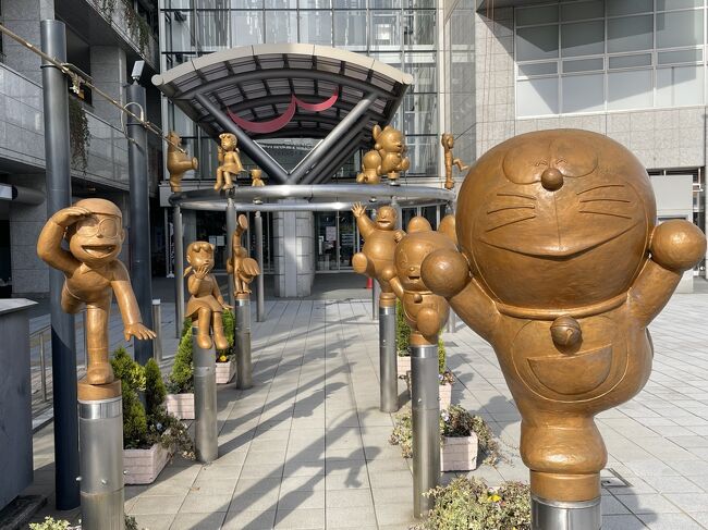 「ドラえもんの散歩道」は「ウィング・ウィング高岡広場」にあるモニュメントです。<br />「児童向けSF漫画ドラえもん」の作者である「藤子・F・不二雄先生」は「富山県高岡市定塚町」の出身です。