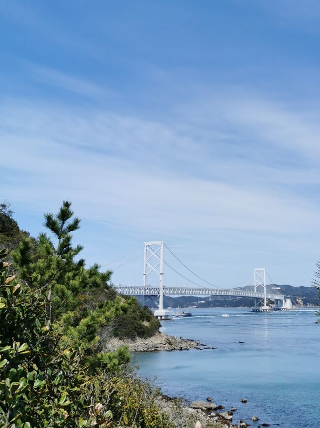 18きっぷで徳島に来ました<br /><br />1日目は高松と徳島の城跡でお花見<br />2日目の本日は鳴門に移動して、レンタサイクルを楽しみます<br />ハレルヤキッチンと鳴門大橋、岡崎城跡で桜を見に行きます<br /><br />3日目の最終日は牟岐線で阿波海南駅に行きます<br />少し前までまだ先の駅まで行けたようです<br />今は阿波海南が終点らしい<br />往復したら、地元に向かって帰ります<br /><br />2日目の鳴門大橋を見に行くところから<br />続きます<br /><br />2日目の続き<br />鳴門→徳島<br />3日目<br />徳島→阿波海南→徳島→岡山→大阪