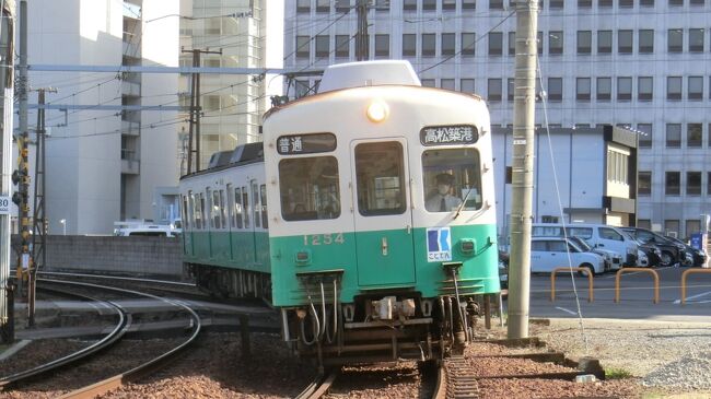 今から25年くらい前、平成ヒトケタの時代、転勤で3年間在住した香川県高松市。<br /><br />本四架橋ができる前、航空機がそれほど日常の乗り物ではなかった時代は宇高連絡船を介して四国の玄関口としてにぎわった高松も、私の在住時もそして今も駅のにぎわいは見られない。<br /><br />しかし、四国4県の中では政治文化の中心地であることは間違いないと思う。地方都市の小さな地域にいろいろな施設などコンパクトにまとまって住みやすい。そして、昔からの人たちは、高松を愛していることを強く感じました。<br /><br />ジェットスターの格安チケット購入できたので、久々に高松を訪れることにしました。特になにか観光ってわけではなく、ただ行ってきただけです。御船印ミッションがあるので、小豆島へは変なルートで行っては来ましたが・・これも行ってきただけです。<br /><br /><br />■スケジュール<br />4/7（木）成田－高松－ジャンボフェリー（船中泊）<br />4/8（金）－神戸－日生－小豆島大部－小豆島池田－高松（泊）<br />4/9（土）ことでん　高松－成田<br /><br />■フライト<br />ジェットスター<br />4/7  GK419  成田18:20  高松20:00<br />4/9  GK414  高松16:30  成田17:55　<br />　運賃　1,450円×2＋空港使用料・支払手数料1,010×2＝4,920円<br /><br />■ホテル<br />4/8　高松　にゅーみまつ<br />　じゃらんで予約　2食付　8,030円<br /><br />