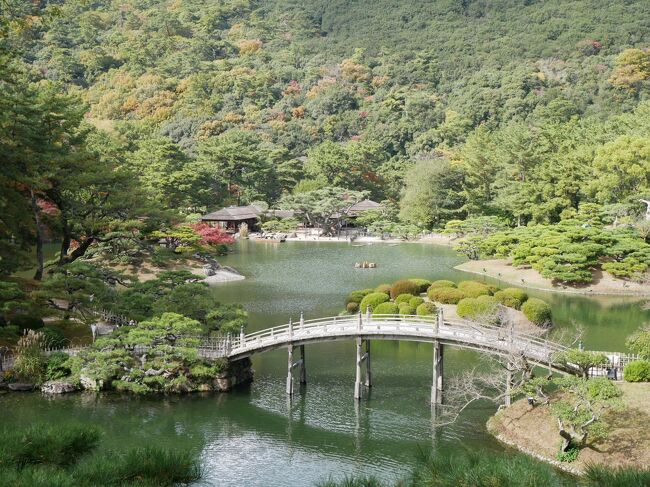 いよいよ旅行最終日。<br />そしてお天気も良さそう。<br />この日の旅行プランはこの旅の中で一番ザクっとした感じだったけど思いのほか栗林公園が楽しくほぼ栗林公園で終わってしまった１日。<br />写真撮りまくったので栗林公園の写真は厳選したつもりだけどそれでもかなりの枚数になってしまった…。<br />いつも時間に追われるように旅しているけどたまにはこんな旅があってもいいよね。<br />それでは徳島・香川旅行の最後の旅行記をどうぞ。