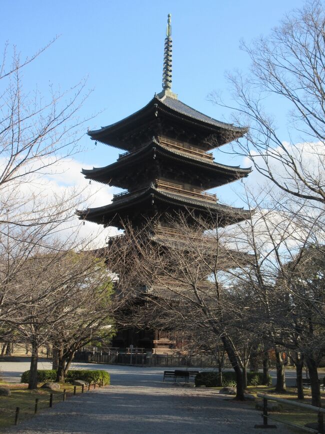 少し前になります。娘との二回目のふたり旅です。前回は、娘が小学校卒業を記念して。今回は、大学生の娘と旅してきました。<br />京都へはいつもハイシーズンばかり行っていたのですが、今回は年末。そのため、イレギュラーな事態が起こる、起こる・・・。ま、しょうがない。<br />娘とカウンターでお酒を飲むなんて、時の流れを感じます・・・。<br />あんまり参考にはならないと思いますが、一泊二日でどこまで回れるか、どなたかの参考になれば・・・。