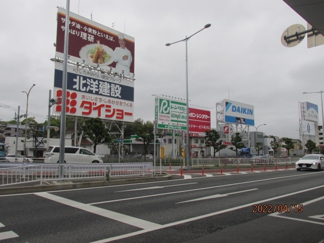 福岡に来たのは何年ぶりだろう。過去何回か来ていて、いつが最後だったかは定かに記憶しないが、少なくとも１０年以上は前だ。殆どというか、ほぼすべてが仕事での来訪だった。最初にこの空港に来た時は、まだ地下鉄はできていなかった。以前の板付空港から今の福岡空港に名前が変わってしばらくの頃だったと思う。それ以前は自衛隊か米軍かの軍の共用で、確かどちらかの機が着陸ミスでオーバーランし、フェンスが大きく壊れていた記憶もあった。それからここは軍民共用を切り離し、民間の専用空港となり、その初めの頃のことだったと思う。当時まだＹＳ１１が就航していて羽田と福岡を往復していたが、ＹＳ１１に乗ったのは、この路線だったかと思う。いずれにしても今からもう半世紀近くも前の話だ。<br /><br />今は機内にモニターもあり、快適な空の旅だ。ただ残念ながら座席が内側でしかも窓の外は雲が垂れ込めていて、富士山や眼下の景色を見ることはできなかった。個人旅行なら事前にネットで座席を予約し、行は右側帰りは左側の窓席を確保し、往復富士山が見られるように座席を確保しているが、今回はツアーでそうした決定権はない。コロナ禁足が解除されまだ数日しか経っていない。にも拘わらず搭乗者はほぼ満席で、みなうずうずしていた気持ちが一斉に解放されたかの感じだ。空の旅にも日常、正常が戻りつつある。<br /><br />気流の乱れも無く、定刻の１２時５５分よりも１０分も早く福岡空港に着く。荷物はリュック一つだから、そのまま出口に出ると、トラピックの小旗を持った添乗員が出口ゲートで待っている。建築家の隈さんと同じ名前の隈さんという。次のフェリーの出発時間の関係で、この空港を２時半に出るという。約１時間半、空港内で時間待ちをするのだが、２５人の参加者の中にはお昼を食べていない人もいて、この空港内で昼食を摂るには丁度良い時間だ。出口の横には吉野家もあったが、自分は機内で既に昼は終えているので、昼飯は必要ない。取り敢えずはビルの外に出て、外の景色を眺めて、１０年前の記憶を取り戻すことにした。