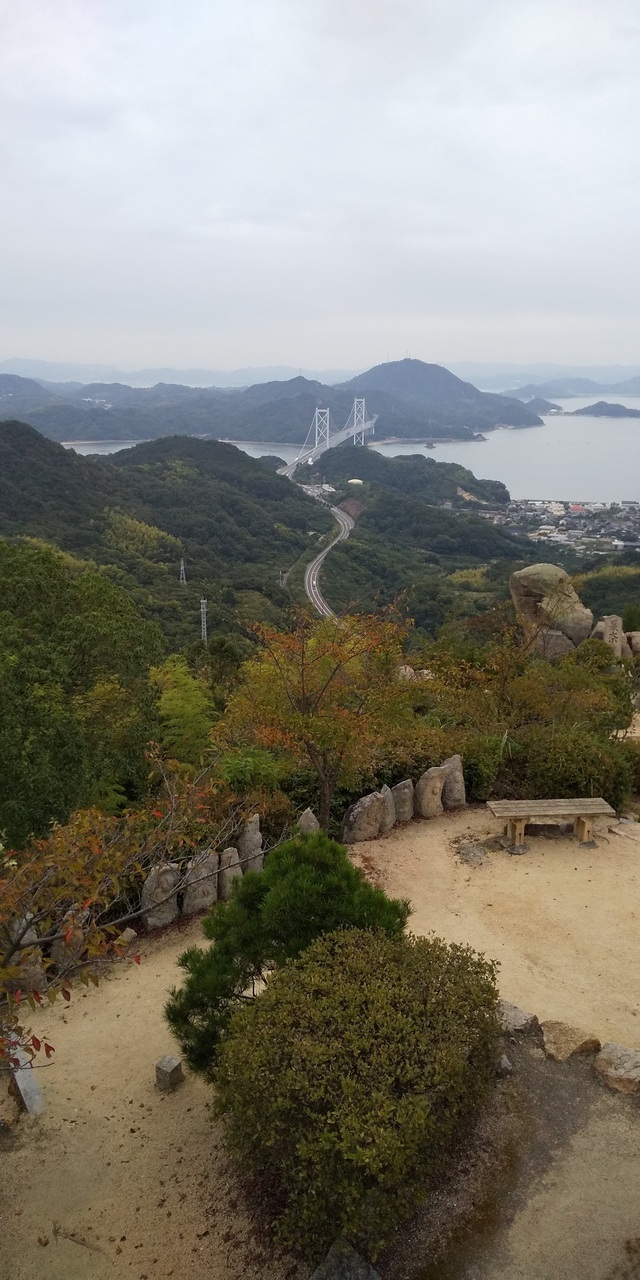 広島市内発の夫婦旅。<br />コロナ禍でどこかに行きたいけど、景色が良くて、人にもあまり会わないところ。。。<br />と考えて、温泉ではないけど部屋風呂があり、近場だけど他県(愛媛)の弓削島に一泊しました。<br />観光は帰り道で因島の白滝山に寄っただけですが、久々の旅行に癒されました♪