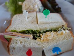 高松を朝出て，ランチは，神戸のFreundliebのサンドイッチ。いちごパフェもいただきました。