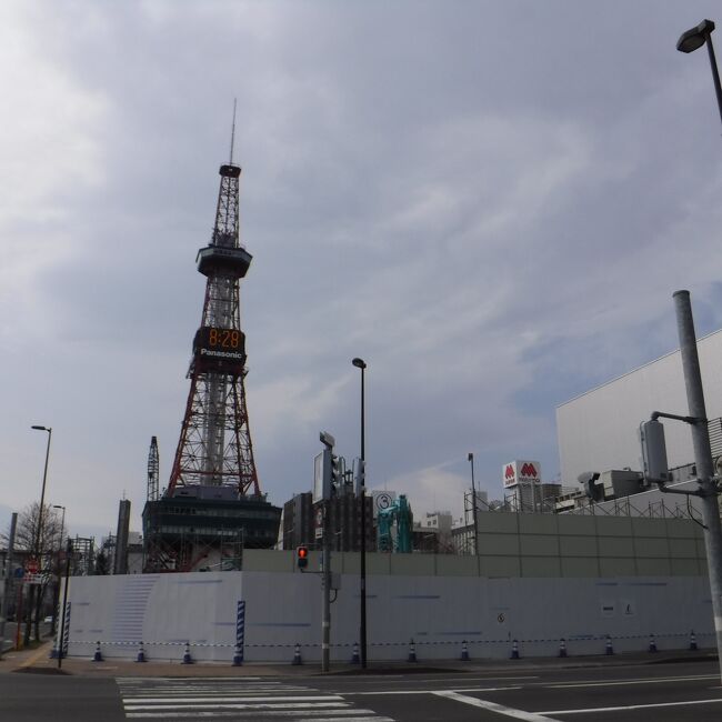 旭川に引越してから、初めての札幌行商旅です。<br />今回は、既に、雨竜・北竜には行ってますので<br /><br />1泊2日で、札幌と洞爺湖の仕事をこなそうと思います。<br />車で、旭川から洞爺湖まで<br />爆走の旅。<br />なかなかハードでした。<br />大した内容ではないので<br />ただの報告書みたいになってしまいました・・・・<br /><br />4月17日(日）<br />早朝に旭川を出発して、札幌チカホに出店。<br /><br />夜は札幌駅近くの<br />ホテルJR　イン 札幌北2条<br />に宿泊。<br /><br />18日(月）は、<br />洞爺湖サイロ展望台で<br />お仕事して<br />札幌の友達を送り届けて<br />旭川へ帰ります。<br /><br />別日ですが<br />旭川のき花で<br />友達をお茶をしたので、それも<br />おまけに書いておきます。<br />