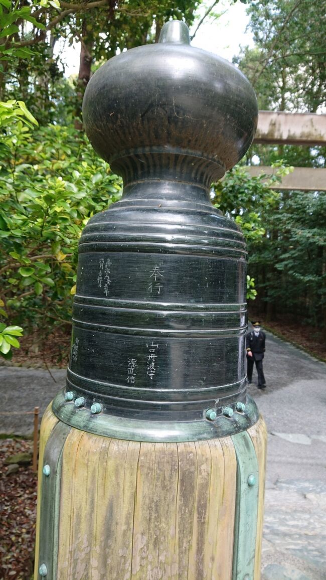 主語と動詞がある文章が話せるようになった今一番可愛い?孫に会いたくて、娘夫婦が行ったことのない伊勢神宮へのプチ旅行を計画して娘夫婦に持ちかけたら、直ぐに承諾してくれたので決行しました。<br /><br />ところが、秋篠宮さまが皇嗣となられたことで、神宮参拝をすることになり、20日は、午後三時から、内宮には<br />一般参拝者は入れず、次の日の21日は、内宮も外宮も一日入れません、というニュースを知り、予定が狂いましたが、<br />孫に会うことが一番の目的なので、できる範囲内で決行しました。<br /><br />孫は、「早く、僕のうちに帰りたいよー。」の連発でした(笑)<br /><br />この写真は、擬宝珠(ぎぼし)ですが、宇治橋のではなく宇治橋から右奥に入って行き、風日祈宮橋についている擬宝珠です。これは、ペリー来航の年につくられたもので、その時から作り直していないそうです。まったく知りませんでした。<br /><br />10回ぐらい、伊勢神宮を参拝していますが、今回初めて、ガイドさんと一緒に回って、知らない謂れをたくさん聞くことができ、有意義な時間が過ごせました。だから、余計に孫にはつまらなかったでしょうね。といっても、パパとママが相手していて、自由に闊歩していましたが(笑)素晴らしい森林浴を楽しめたと思いますが・・・。