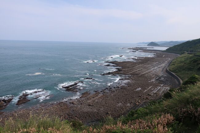 その３・宮崎編は鹿児島県の指宿温泉から山越えで宮崎県の都城を経由して青島に移動しました。<br />途中では黒酢の醸造工場を見学し、昼食としては珍しい宮崎牛を焼き肉レストランでいただきました。<br />その後もう半世紀前位に一度訪れた事がある、鵜戸神宮を見学し、今日の宿泊ホテル・青島グランドホテルに向かいました。<br /><br />　翌日の最終日には、再び鹿児島空港に戻る途中で、霧島神宮に参拝し空路帰途に着きました。<br /><br />今回の旅は３泊4日でしたが、費用の関係でホテルの質は１泊目の霧島キャッスルだけがAクラスで、２泊目の指宿シーサイドホテル・３泊目の青島グランドホテルはBクラスでした。　３泊４日で総費用５９、９００円を考えれば納得です&#10069;