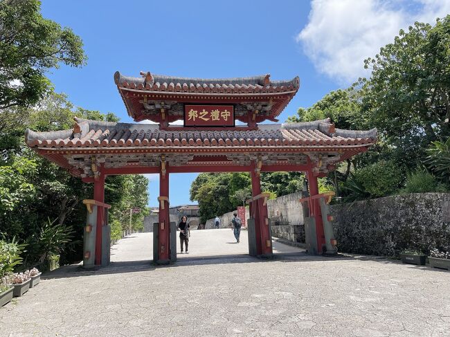 沖縄2日目は那覇市内観光です！<br /><br />沖縄自体初めて行ったので、まずは首里城など琉球文化を感じられる場所に行ってみたくて。<br />首里城は再建工事中ですが、でも守礼門とか石垣とか、琉球文化を感じられて行ってよかったです！<br />その他識名園、国際通りなど。<br /><br />2日目に泊まるのは美栄橋駅近くのストレータ那覇です。