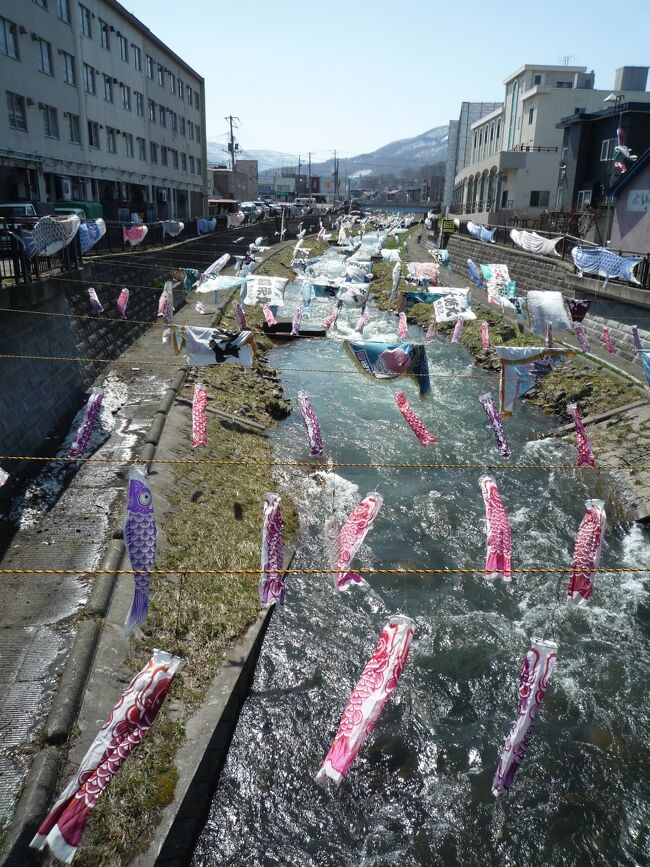 ５日目はＪＲ北海道バス「一日乗りほーだいきっぷ」を利用して小樽の南樽市場へ見学と買い物に行きます。<br />途中、宮の沢や手稲駅周辺もちょっと立ち寄りたいので敢えて路線バス旅を選びました。<br /><br />このＪＲ北海道バスの一日乗車券お得切符は￥８００で札幌市内全域から西は小樽、東は江別や北広島までの利用が可能な広範囲乗車券です。<br />但し、落とし穴があって広範囲ゆえにバスの本数が少ない路線では注意が必要です。<br /><br />宮の沢や手稲駅までは問題ありませんがその先が極端に少なくて時間待ち有りでした…。<br />それでも南樽市場や激安スーパーマンボウに坂栄養食品まで寄れて満足です。<br /><br />余り目的の無い旅をしてると、普通の街で普通の景色に出会えると懐かしく思ったり誰かを思い出したり住んでみたいとか思ったりします。<br /><br /><br /><br />撮影使用カメラ　サイバーショットＨＸ５Ｖ・ルミックスＦＸ３７