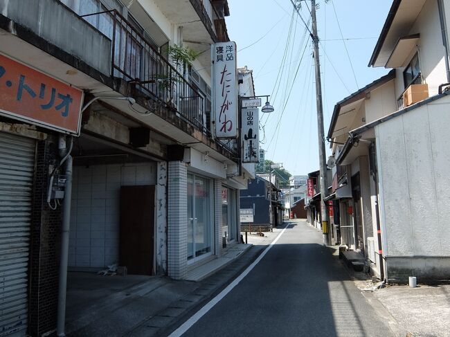 熊本県南部、八代市の中心部の南に日奈久(ひなぐ)温泉があります。<br />600年の歴史があり、山頭火をはじめ多くの旅人を魅了したのある名湯です。<br /><br />とても居心地がよかです。<br /><br />あまりにも時間がゆっくり流れるせいで、二つ以上前の元号の雰囲気のまま取り残されてしまったような温泉街。<br />こんな空間が駅から徒歩15分の場所にあったのはちょっと感動ですね。