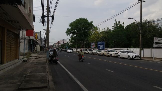 　ブリラム滞在３日目はサッカーの観戦予定はなく、オンラインでお仕事して街歩きです。いかんせん暑いのでヨーロッパでの街歩きとは違い、のんびりゆっくりです。