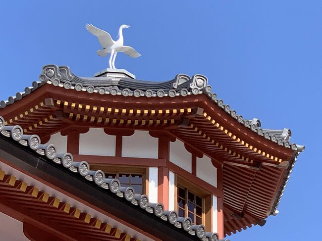 松山の中心部から車で移動し、今度は道後温泉にやってきました。日本三古温のひとつで、坊ちゃんゆかりの地。大街道駅近くのホテルを出発したと思ったら、あっという間に道後温泉に到着です。ご当地グルメのじゃこカツを食べながら、道後温泉を散策。歴史ある道後温泉本館は工事中ですが、画家のアートテントに覆われていても半分で営業を続けています。その後は商店街&駅周辺を散策しながら、道後温泉を後にした私達でした。この旅行記では愛媛のお土産情報も一緒に紹介します。