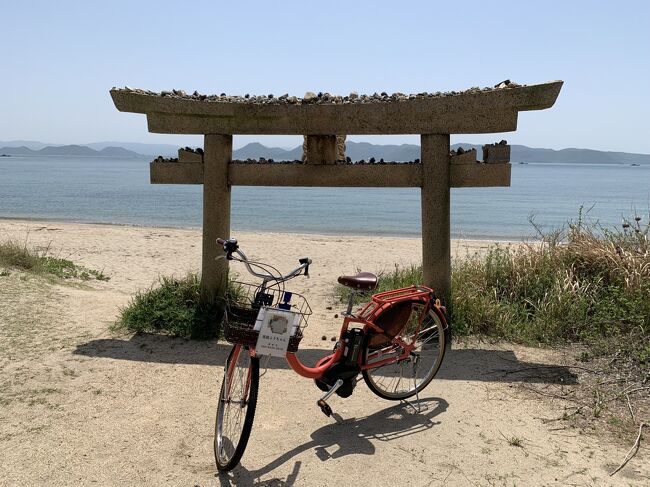 芸術祭開催中に小豆島から直島への臨時高速船が走っているので，GW前に行くのがベストと思い、当日思い立ち行きました。<br /><br />直島へ行くのは30年ぶりだと思うが、今の島の事情がよく分からない。<br />第一、パンフレットなんかも気取ったような小さい字で細かく書いているので何のことやらさっぱり分からない。<br />ここで私が分かりやすく説明します。<br /><br />島の観光スポットは大きく３地域である。<br />①島の玄関、宮之浦地域<br />②芸術祭展示物中心の本村地域<br />③広大な美術館　ベネッセハウスミュージアム地域<br /><br />交通手段は<br />レンタサイクル、レンタカー、路線バスなど数多く、心配なし。<br />坂もあるので天気が良ければ電動自転車がベストと思います。<br /><br />滞在時間は<br />私は電動レンタサイクルで6時間かかりました。<br />少なくとも4時間は居て欲しい。<br /><br /><br />