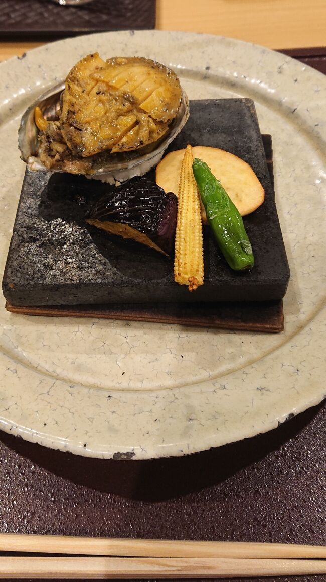 伊勢神泉の夕食と朝食、二日目の大型商業施設 VISON(ヴィソン)へ。<br /><br />朝からあいにくの雨、ガッカリ。かわいい盛りの孫とあそべたので、良しとしないとね。<br />第四弾は、行けるかな?<br /><br /><br />写真は、プレミアムメンバープランに付いてきたアワビの姿焼きです。柔らかくて美味でした。