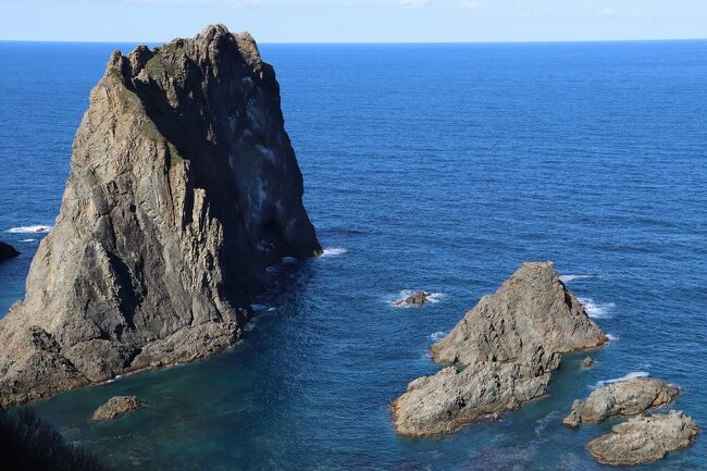 積丹町に入り、神威岬が見えてきました。続いて積丹岬に到着。日本の渚百選にも選ばれた島武意海岸です。クマ出没で遊歩道は立ち入りできませんでした。ここ数年、クマの出没が多く、札幌市内でも出ているとのことです。積丹半島の東側を南下します。クジラ岩、ローソク岩と奇岩が続きます。