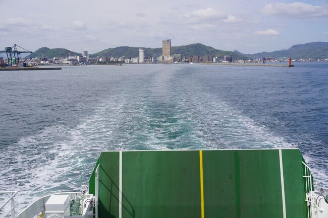 3月12日に放映されたブラタモリ「小豆島~食の宝庫!小豆島を生んだアツ~イ理由とは?~」を観て、行ってみたくなった。<br /><br />4月はうどん県泊まってかがわ割が愛媛県在住者にも適用され、宿泊代金最大50%割引(上限5,000円)とクーポン2,000円もらえるので、行くこと決定。<br />松山から車で行き、高松港からフェリーに車を乗せ、小豆島を巡る。