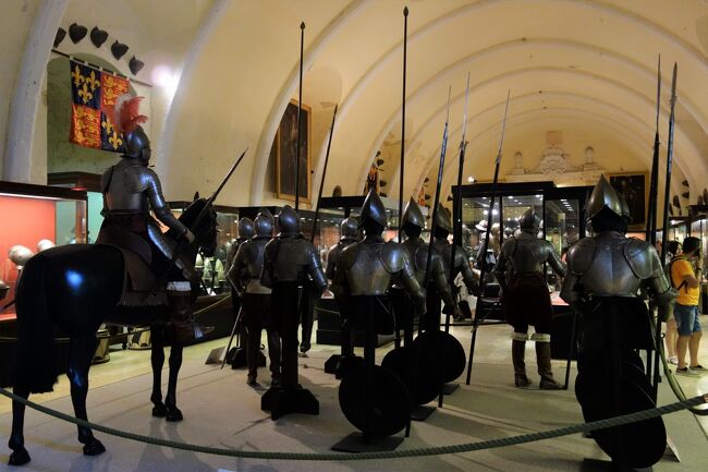 初めてのマルタ 47(出張のついでに79-9) 甲冑、槍、盾、銃、弓の類いを一生分見たような気がする "騎士団長の宮殿" !