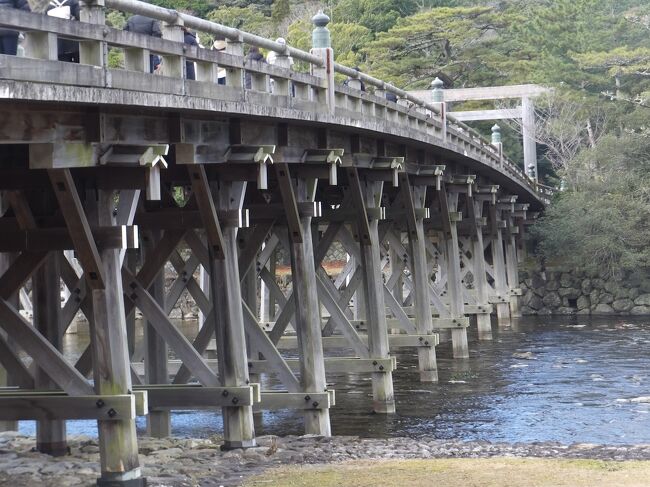 にっぽん丸花火と伊勢神宮クルーズ」３日目です。<br />朝起きたら渥美半島沖をゆっくりと西進中。波はおだやかになってました。<br />晴れてますが東の空は雲。日の出は見られず。<br />さて、本来は鳥羽港に入るはずが、悪天候の予報で行き先をかなり北の四日市に変更してます。その分長く乗っていられる・・・のではなく到着時間は変わらず。<br />逆に伊勢神宮までのバスの乗車時間３０分が２時間に。余裕時間をもともと設定してあるのかとくに急ぐ様子もなく伊勢神宮参拝・昼食のあとまた２時間かけて名古屋駅へ。新幹線で帰京しました。<br />悪天候の予報通り、四日市は雪がちらつき、積雪も。バスで南下すると吹雪の上に一面真っ白。１２月の中旬とは思えない天気。でも伊勢神宮に近づくと雲一つない晴天。厳かな気分で伊勢神宮内宮参拝ができました。<br />新幹線は関ヶ原の雪で１０分遅れで到着しましたが、名古屋以東は快晴なので普通どおりの運転。浜名湖上に見える月と富士山、静岡の街から見る夕日の赤富士もきれいでした。<br />高齢の両親とのクルーズでしたがバリアフリールームだったので広々安心。とくにトイレがゆったり作られているのがよかったです。反面、洗面所も同ユニットなので長居だとちょっとした手洗いでも共用洗面トイレに行く必要があり、それは不便でした。<br />