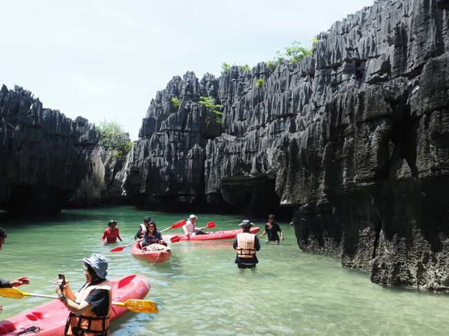 タイ政府観光局に招待を頂いたため、サトゥン県パクバラ地区とリペ島の視察ツアーに参加してきました。タイ政府観光局が主催している関係で普段行けないような観光箇所を見学させて頂き、日程やホテル等の視察もかなり沢山拝見し、新しい発見が出来たのは良いですね！　サトゥン県の海沿いには古い地層が出ており、長い年月の織りなす柱状節理等があり、海の化石発掘もされている稀有な場所となっています。　観光客はほとんどが素通りしてリペ島へ行ってしまいますが途中のパクバラ地区で１泊すると面白いかと思います。<br /><br />&lt;サトゥン県パクバラ地区とリペ島見学のスケジュール&gt;<br />１日目 WE-259便にて朝7時発でハジャイへ<br />ハジャイ着後、ハジャイ市内CookChai Dimsumにて飲茶の朝食<br />昼頃からサトゥンGEO PARKになっている Baan Bo Chet Luk村からロングテールボートで見学<br />タレーウェーク(干潮時に干上がる砂浜)、なんといってもハイライトのPRASAT HIN PANYOD,<br />プラサー・ピン・パンヨーッドは灰色の柱状節理が立ち並ぶところですが、カヤックを使わないと行けない神秘的な場所、満潮になると砂浜も見えなくなるので干潮時に行くのがBEST. これは素晴らしい！<br />昼食は近くの島で弁当、丸い石の見えるAO HIN NGAM等を見学<br />観光終了後に、ホテルへ移動<br />夕食前に国立公園の MU KO PHETRA NATIONAL PARK内にあるTIME TRAVEL ZONEを毛なg区、ここでは古い地層やアンモナイトの化石が発掘された現場を見ることが出来、遊歩道が整備されていてゆっくり見学をすることが出来る場所<br />夕食はパクバラビーチにある THANG LEUAK RESTAURANTにてシーフードをたしなむ<br />夕食後のデザートには名物ロティ、しかもここの名物で大きなロティです！<br />宿泊：ROYAL HILL HOTEL  <br /><br />&lt;2日目&gt; (その2以降で作成します)<br />パクバラ港からスピードボートでリペ島へ<br />途中、タルタオ島、カイ島に立ち寄りします。<br />リペ島着後ホテルチェックイン、AKIRA LIPE<br />ですが、すぐさまホテル視察へ<br />CASA DE LIPEを見学<br />歩いてパタヤビーチを通りホテルへ<br />1時間程フリータイム<br />夕方にカタマラン・サンセットクルーズに参加<br />夕食はホテルGMとの食事会に参加<br />宿泊；AKIRA LIPE RESORT<br /><br />&lt;3日目&gt; (その2以降で作成)<br />朝からシュノーケルツアーに参加<br />シュノーケルスポットのジャバン<br />丸石のあるコー・ヒン・ンガン(KOH HIN NGAM)<br />シュノーケルスポットのコー・ヤン、コー・アダンKOH YANG、KOH ADANG<br />レストラン等もあるコー・ラウィ KOH RAWIでお弁当のランチを食べる<br />ホテルを移動しチェックイン ANANYA LIPE RESORT<br />シャワーを済ませてから、他のホテル視察へ<br />IDYLLIC CONCEPT RESORT、SERENDIPTI RESORT、ANDA RESORTを見学<br />その後サンセットを見るためにMOUTAIN RESORT前のビーチへ<br />新しく出来るBULOW CASA GRAND VIEW RESORTを見学。ここは凄い良いお部屋のあるリゾート<br />サンセットを見た後はホテルに戻るが、途中で車を降りてウォーキングストリートを歩く<br />FORRA DIVING SHOPで日本人インストラクターの居るダイブショップに立ち寄り<br />夕食はホテルのBUFFETを頂く<br />宿泊；ANANYA LIPE RESORT<br /><br />&lt;4日目&gt; (その2以降で作成)<br />朝10時過ぎの出発、スピードボートでパクバラへ向かいます。<br />パクバラ港近くの、SEESEA RESORTを見学<br />ランチはTHE RICE BY LARN KHAO レストランにて名物料理<br />一路ソンクラーまで行き、新しく出来た LAGUNA GRAND HOTELの視察<br />短時間ながらもハジャイ市内のKIMYONGマーケット見学をし、<br />ハジャイ空港へと向かう<br />WE-268便にてバンコク・スワンナプーム空港へと戻る<br /><br />&lt;サトゥン県プラサーヒンパンヨー視察ボートツアー&gt;<br />https://youtu.be/Jm6knx1YcG0<br /><br />今回はタイ政府観光局との視察でしたが、非常に満喫することが出来ました。<br />Thank you for TAT Thailand.<br /><br />