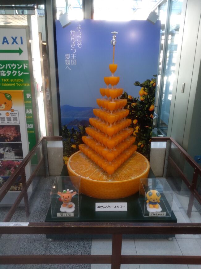 とある日ジェットスターのセールで何となくポチッた松山行の航空券。<br />だんだん日程が迫る中、何の計画もなく紋々と過ごしていました。<br />その翌週には弾丸で石垣島へ行くこともあり<br />チケットを棄てて家でのんびりしてようかとも考えてましたが<br />『棄てるのももったいないし、週末飯目的で行くかな!?』<br />ということで今回の松山旅は飯目的でサクッと行くことにしました。<br />松山城観光だけは必須にして!w<br />四国上陸は20数年ぶり2度目の上陸で<br />愛媛県は初めての訪問です。<br /><br />1日目<br /> <br /> 成田13:05発⇒松山14:55着(GK405)<br /> 市内ぶらぶら&道後で海鮮系夕飯<br /><br />2日目 <br /> <br /> 松山城&市内観光して鯛めしを堪能<br /> 松山20:20発⇒成田21:55着(GK406)<br /><br />旅費<br /> <br /> 航空券 成田⇔松山(ジェットスター)¥8,000<br /> <br /> その他 松山空港⇒市内(伊予鉄リムジンバス)¥750<br /> 市内⇒道後温泉(伊予鉄市内電車)¥180×2<br /> 市内⇒JR松山駅(伊予鉄市内電車)¥180<br /> 松山駅⇒松山空港(伊予鉄バス)¥350<br /> <br />宿泊費<br /> <br /> アビスイン道後・松山 ¥3,980(税込1泊)<br /> (うち500Pポイント利用)楽天トラベルにて予約
