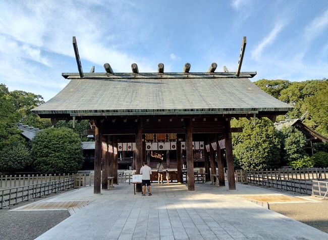 今回の旅は宮崎県。時間に余裕があれば車で回ると行動範囲も広く楽しめると思うのですが、1泊2日の行程だったので、宮崎市周辺の旅となりました。<br /><br />今回もLCCを利用しました。Peachです。<br />初日は宮崎空港到着後にJRに乗り換え、宮崎神宮、護国神社観光、名物のチキン南蛮をいただく行程です。<br /><br />翌日は青島観光をしてまったり、鬼の洗濯板や青島神社を観光し、空港へ戻って帰路につきました。<br />空港の「ブーゲンラウンジひなた」ですが、ご当地ドリンクである日向夏ジュースやヨーグルッペがおいてあって、とても美味しくいただきました。現地ならではのサービスで、旅の最後まで楽しめました。<br /><br />再度、宮崎を訪れる際は、もう少し足を伸ばして様々な場所に行きたいと思います。