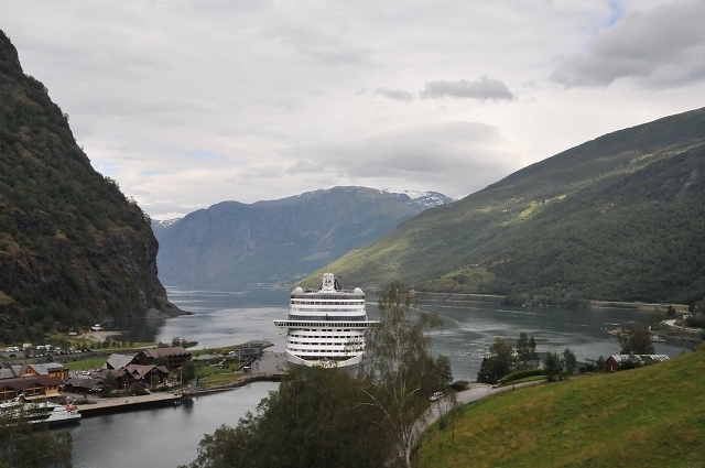 2015年夏。私はノルウェーを中心とする北欧を旅してきました。<br /><br />今回の旅の目的は鉄道旅行。特にスウェーデンのストックホルムからヨーロッパ最北端の駅ナルヴィクに向かう夜行列車はかつて宮脇俊三氏が「記者旅は地球の果てへ」で取り上げたこともあり、子供のころから絶対乗りたい列車のひとつだったのです。<br />ついに乗る機会に恵まれました。スウェーデン国鉄のホームページで1人用個室を予約。どんな車窓が見られるのか、今から楽しみです。<br />ちなみにヨーロッパ最北端の駅は厳密にいえばロシアのムルマンスクになりますが、外国人が気軽に行ける町ではありませんし、純粋な意味でのヨーロッパ最北端はやはりナルヴィクと言えるでしょう。<br /><br />また今回はオランダ経由としました。ノルウェーに行く前に、ヨーロッパでもっとも盛んと言われているオランダの野球をこの目で見たかったからです。<br /><br />オランダからはノルウェーの歴史ある港町であるベルゲンに飛び、ベルゲンからは世界一の長さを誇るソグネフィヨルドを船と列車で観光しオスロへ。<br />オスロからは特急列車で隣国スウェーデンの首都ストックホルムに向かい、念願のヨーロッパ最北端ナルヴィクまで夜行列車に乗車します。<br />ナルヴィクからは路線バスに乗ってファウスケという町まで下りトロンヘイムで一泊。<br />トロンヘイムからはフィヨルドの絶景が美しいラウマ鉄道に乗車しオスロへ。<br />最終日はオスロ観光、というスケジュールとなっています。10日間の旅行ですがノルウェー入りは3日目からとなりますので、かなり忙しいスケジュールになってしまいました。<br />スカンジナビア半島を鉄道でぐるりと回る今回の旅、素晴らしい車窓を楽しめそうです。<br /><br />■ 日程<br />2015年8月7日~2015年8月16日<br /><br />8/7 成田→イスタンブール→ロッテルダム<br />8//8 ロッテルダム→スキポール<br />8/9 スキポール→ベルゲン<br />8/10 ベルゲン→ソグネフィヨルド→オスロ<br />8/11 オスロ→ストックホルム<br />8/12 ストックホルム→ナルヴィク<br />8/13 ナルヴィク→トロンヘイム<br />8/14 トロンヘイム→ラウマ鉄道→オスロ<br />8/15 オスロ→イスタンブール→成田<br />8/16 成田着<br /><br />※ブログ『マリンブルーの風』に掲載した旅行記を再編集して掲載しています。<br />ブログには最新の旅行記も掲載していますので、ぜひご覧下さい。<br /><br /> 『マリンブルーの風』<br />http://blog.livedoor.jp/buschiba/<br /><br />2015年ノルウェー旅行記<br />http://blog.livedoor.jp/buschiba/archives/52486830.html<br /><br />ノルウェー旅行記の第9回です。<br />4日目は世界最大にして最長の長さを誇るソグネフィヨルドを観光します。<br />フィヨルドの最奥部の港フロムを散策しました。
