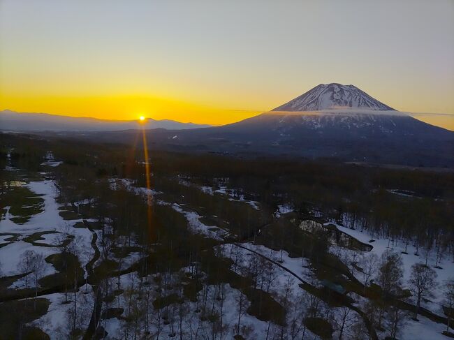 ようやく制限なしのGWがやって来ました(^^)<br /><br />とは言っても相変わらず全国でそれなりの人数の感染者がいます。<br />旅が出来ることに感謝しつつ、マスク着用と消毒も忘れずにニセコを楽しんで来ました。<br /><br />新千歳空港からレンタカーと電車と迷いましたが、ペーパードライバーで特にここ数年、実家に帰省してないせいでハンドルを握ってない！<br />安全第一で今回は電車移動を選びました。<br /><br />新千歳空港からニセコまで電車移動は・・・遠かった(TT)<br /><br />スキーシーズンはバスが結構あるので移動も簡単みたいです。<br />GW中は爽やかな季節かと思いきや、まだ雪が残っていてびっくり！<br /><br />寒いニセコの旅となりました。<br /> <br />*表紙は羊蹄山と朝日