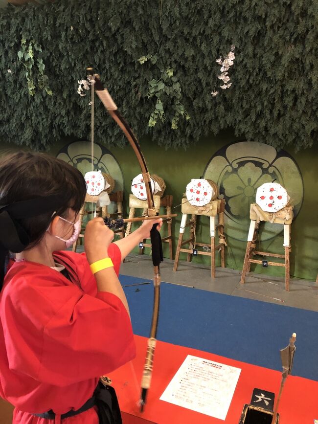 2022年のGWは飛び石で、3連休が2回・・・<br />平時だったらレバノンかクルディスあたりに飛びたいな~と思っていましたが、今年も無理そう。<br /><br />飛行機は高いので、大型連休はだいたい電車でどこか行く傾向にある我が家ですが、<br />今年はドラクエウォークから期間限定で「スライムういろう」が売り出され、<br />通販でも買えるのですが、せっかくなのでリアル店舗で買うために名古屋ステイに決めました。都市部は連休でもホテル安いですからね~。<br /><br />で、名古屋からどこ行こう?<br />やっぱりテーマパーク天国の三重県から、伊勢忍者キッズダムに決定。<br />wakabunさんの旅行記を読んで行ってみたい!と思い実現しました(^_^)<br /><br />wakabunさんの旅行記はこちら↓<br />6・8歳児連れ、伊勢神宮&忍者キングダム週末旅行<br />https://4travel.jp/travelogue/11727146<br /><br />東京との移動日は名古屋近郊でちょっと遊べる施設で。<br />名古屋市科学館と、犬山にあるお菓子の城で半日遊びました。<br /><br />【旅程】<br />①東京10:12→名古屋11:48<br /> 名古屋→伏見→13:30名古屋市科学館<br /> R&Bホテル名古屋錦泊<br /><br />②近鉄名古屋8:10→伊勢市9:31<br /> 伊勢市9:51→伊勢忍者キングダム10:30<br /> 伊勢忍者キングダム<br /> 伊勢忍者キングダム15:50→伊勢市16:31/17:16→近鉄名古屋18:37<br /> R&Bホテル名古屋錦泊<br /><br />③久屋大通8:54→平安通→楽田9:39<br /> お菓子の城<br /> 楽田14:10→名古屋14:55<br /> 名古屋16:06→東京17:45