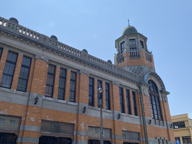5月2日~7日でGWを利用して九州旅行に行ってきました。<br />5月2日福岡IN<br />福岡2泊3日<br />5月4日に福岡から別府までバスで移動<br />鉄輪3泊4日<br />5月7日大分OUT<br />という旅程です。<br />天気がわからないので雨の時でも楽しめる温泉を中心に旅程を組みました。<br /><br />結果、滞在中ほぼほぼ晴れ、<br />鉄輪滞在中の2日間のみ天気が悪く<br />博多どんたくも観れてラッキーでした。<br /><br />さて5月2日<br />福岡に朝、飛行機で到着。<br />その後 門司港へ電車で移動。博多駅から1本で片道1500円、1時間半ぐらいかかりました。<br />https://www.mojiko.info/