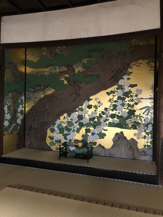 京都の青もみじを求めて市内紅葉の名所を訪ねる旅。 京都迎賓館で日本美の粋を堪能。 あわせて、京都の和食をちょっとだけ食し 少しだけ美術館も訪問。 1日バス地下鉄フリー券を最大限利用した高齢者夫婦2人旅。