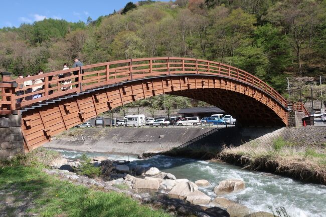 2022年4月30日～5月3日の3泊4日で長野、岐阜、愛知3県を周りました。<br />1週間前に鹿児島旅行から帰って来たばかりだったので準備時間が十分に取れず、宿も満室になっているところが多くて探すのが大変でした。<br />新型コロナの行動規制が解除されて最初のゴールデンウィークということで、どの観光地でも混雑が予想されました。できるだけ混雑を避けた旅程を試行錯誤した結果、全体的に渋めの観光地になったと思います。<br />旅行記その１は木曾平沢から奈良井宿までの散策と宿泊地の恵那までの移動です。旧中山道の有名な宿場町・奈良井宿の観光ですが、一つ手前の木曽平沢で中央線を下車して漆器店が並ぶ静かな街道を散策するところから旅を開始します。<br />