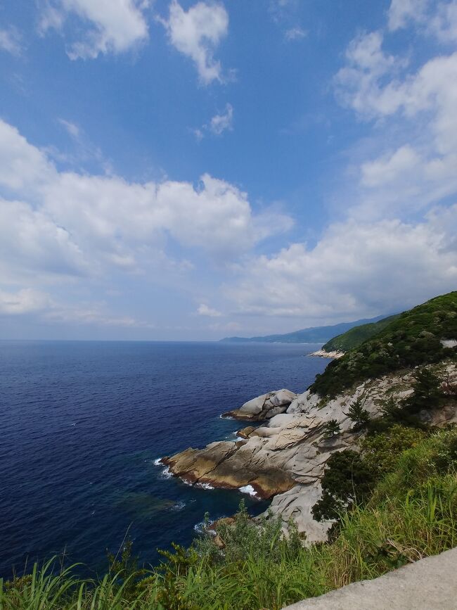 宮崎と霧島を観光して、いよいよ屋久島へ移動です。もともとは屋久島を後半として投稿しようとしましたが、屋久島初日にネタが多かったので急遽、中盤編を投稿しました。<br />鹿児島市内を出発し、フェリーで屋久島へ。そこからレンタカーで西回りで安房まで観光しました。