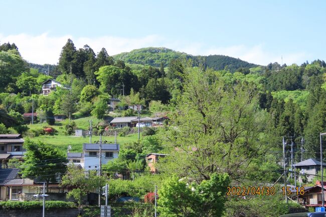 4月30日、午前11時に当方の娘家族4人と一緒に、全員6名で秩父地区へドライブしました。　川越付近の渋滞で1時間以上も遅れたために、最初の目的地は羊山公園のシバザクラでしたが、かなり到着が遅れることで、準備してきたおにぎり等の昼食を食べられる場所を考えたところ、芦ヶ久保で取ることにしました。　昼食は午後2時過ぎになりました。　昼食後は当方の経験でつつじと八重桜が見られる美の山公園に行くことに変更しました。　午後4時頃に美の山公園に到着しました結果、ツツジが見ごろでしたが、八重桜は終わりに近かったです。　天気が良かったので美の山公園から見られる周辺の風景は絶景でした。　美の山公園に変更してよかったです。<br />ここでは道の駅　果樹公園　あしがくぼで過ごした内容をまとめました。<br /><br /><br /><br /><br />*写真は蘆ヶ久保、遠くに日向山が見られます。