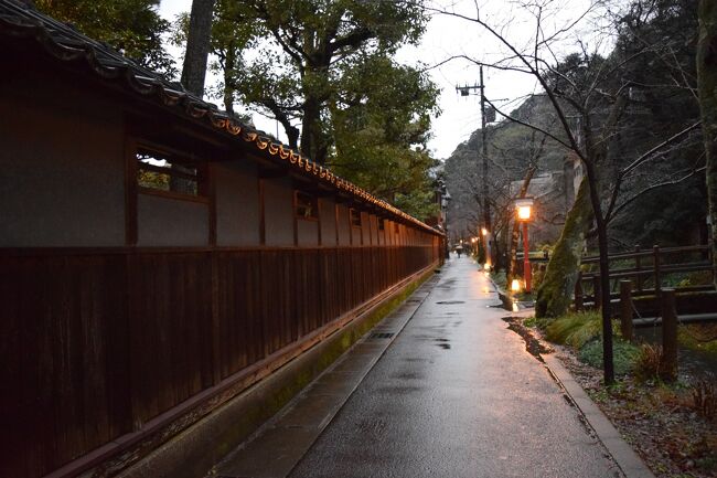 兵庫を旅しようキャンペーン第二段は城崎へ。<br />城崎って実は行ったことがなかったんです。<br />あまりカニに興味はないし、寒そうだし。<br />そして兵庫県内なのに遠いし、高いしｗ<br /><br />今回県民割があったので、おそらく今行かないと二度と行かなさそうなので、とりあえず行ってきた。<br />当初は城崎に2泊しようかな、と思っていたのですが。<br />同じように（おそらく）県民割で行っている人が多く、宿があまり空きがなかった。<br />ということで、1泊目は豊岡、2泊目は城崎にしてみた。