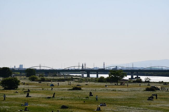枚方は京の伏見から天満に下る三十石舟の中間地点で、京街道の枚方宿として本もあるという宿場町です。淀川の河川敷には広場もあり、夏には花火が上がっていました。淀川左岸は河川段丘で、坂道が連続しています。<br /><br />