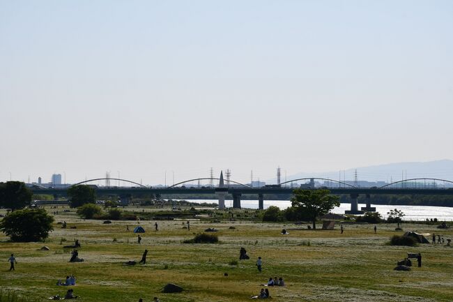 枚方は京の伏見から天満に下る三十石舟の中間地点で、京街道の枚方宿として本もあるという宿場町です。淀川の河川敷には広場もあり、夏には花火が上がっていました。淀川左岸は河川段丘で、坂道が連続しています。<br /><br />