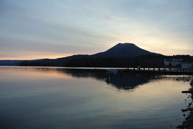 2022年のGWは、久しぶりに北海道へ行ってきました。<br />昨年と一昨年にも計画していましたが、コロナまん延で中止。そして今回、ようやく行くことができました。<br />北海道は私にとって、旅の原点。10代後半から20代に、ユースホステルを利用しながら一人旅でよく訪れた地。その後も何度か訪れましたが、まとまっての旅はなかなかできなくて・・。<br />でも、今回は念願の十勝、釧路、阿寒を4日間に渡って巡ってきました。<br />久しぶりの北海道4日間は、思い出巡りの旅と共に新しい発見や出会いもあり、満足感いっぱいの旅となりました。<br /><br />1日目<br />セントレア発( 9:35 ANA703便) → 新千歳空港着(11:30) レンタカーにて 道東自動車道経由 帯広へ → 真鍋庭園 → 六花亭帯広本店 → 森のスパリゾート北海道ホテル宿泊<br />2日目<br />ホテル(帯広) → はるにれの木(豊頃町) → 釧路湿原細岡展望台 → 摩周湖 → 阿寒湖 ホテル御前水宿泊 夜は阿寒湖アイヌシアターイコロにて「ロストカムイ」鑑賞<br />3日目<br />朝、阿寒湖周辺を散策~ ホテル(阿寒湖) → オンネトー → 鶴居村音羽橋 → 鶴見台 → 阿寒タンチョウセンター → 十津川温泉第一ホテル宿泊<br />4日目<br />ホテル(十津川温泉) → 旧幸福駅 → 六花の森 → 道東自動車道経由 千歳 レンタカー返却 新千歳空港発(17:40ANA 712便) → セントレア着(19:25)<br /><br />3日目、今日の旅のテーマは「タンチョウに会うこと」<br />朝4時に起床して阿寒湖の美しい風景に出会い、そのあとは自然風景を楽しみながらタンチョウを探して鶴居村へ。<br />雨模様の天気でしたが、北海道の自然を満喫した一日でした。<br /><br /><br /><br /><br />