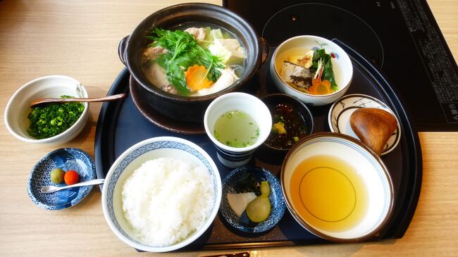 福岡市内に住んでいる為、旅行ではないのですが、興味があったので、４月末に近い平日の連休の際、福岡県の県民割を使って泊まりました。<br /><br />泊まるきっかけは、この４月から全客室リニューアル完成、６月末までのリニューアルキャンペーンで、直営ファミマ１，０００円のお買い物券付き、通常１，０００円のＶＯＤ視聴無料、１２時チェックイン、翌１２時チェックアウト（通常でも）があったからです。<br /><br />今回は、シングルルーム１泊（素泊まり）、５，６００円（宿泊税込だと５，８００円）で予約したのですが、じゃらんのクーポン（３００円分）、福岡県の県民割（２，５００円）利用、福岡県の地域共通クーポン（１，０００円分）が貰らえ、直営ファミマ１，０００円のお買い物券付きを含めると、実質１，０００円で泊まられました。<br /><br />このホテルは、筑紫口側にはあるグリーンホテル系ホテルの中の１ホテルです。<br /><br />博多駅筑紫口側は、ビジネスホテル銀座になっており、数軒のビジネスホテルが連なって建っているエリアにあります。博多駅筑紫口から徒歩２分位の所にあり、ショッピング＆飲食エリアであるデイトスの出入口からなら徒歩３０秒位です。<br /><br />元々部屋は悪くはなかったのですが、今回のリニューアルで更に良くなりました。<br /><br />-----------------------------------------------------------------------------<br />シティダイニングくうてん「濱田屋」で、１人水炊き御膳のランチを食べた時の様子です。<br /><br />濱田屋公式サイト：http://mizutaki-hamadaya.jp/kooten/<br /><br />シティダイニングくうてん公式サイト：https://www.jrhakatacity.com/kooten/<br /><br />写真のコメントは、一部を除いて省略させて頂きます。<br />-----------------------------------------------------------------------------<br />これ以前の旅行記は下記です。<br />【天神出発～「博多グリーンホテルアネックス」到着編】<br />https://4travel.jp/travelogue/11752818<br />【博多駅構内の広いショッピング、飲食エリア散策＆部屋での夕食編】<br />https://4travel.jp/travelogue/11752841