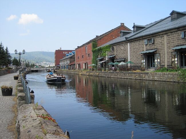 今回の旅は、小樽・札幌1泊2日の旅です。夏に行ったのですが、さすがに北海道でも暑いです。<br />北海道は食べ物がおいしいと評判だし、何を現地で食べようかと、いろいろと行く前からシミュレーションしていました。<br /><br />いつものごとくLCCに搭乗して、北海道へ出発です。新千歳空港に到着後、そのままJRで小樽まで移動、小樽観光終了後に札幌まで戻ります。<br /><br />翌日は札幌市内をゆっくり観光して、JRで新千歳空港へ移動、LCCで帰路につきました。<br />札幌市内は地下鉄が発達しているので、移動にとても便利です。また、バスも札幌駅行が色々と出ているので、とても効率よく観光ができます。<br /><br />パッケージのツアーも良いのですが、ここはじっくり見たい、ここは短めで良い、予定にないあそこにも行きたいなど、個人手配では自分用にアレンジした旅行ができるので、私はだいたいそのように計画します。<br /><br />今回の旅も、良かったがあり、がっかりがありで、それこそ普通の旅ができたと思っています。
