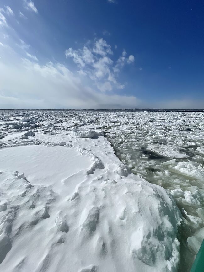 ホッピングツアーの合間を縫って今回は夫婦旅です(^^ゞ<br /><br />夫の夢のひとつに「流氷を見ること」がずっとランクインしていたものの、私は寒いがニガテ！<br />でも流氷を見ることなんて、短い人生最後かも・・なんて気持ちを持ち始めた昨今。<br />思い切って網走行きを決意（というほどでもない）<br /><br />でも想像を超えた迫力と、雪深い北海道を体験できたのは本当に良かったです。<br /><br />いつものようにJALのダイナミックパッケージを使い、ホテルもゆったりできそうなところを予約。<br />たまには乗り換え無しの往復もゆったりで良いですね(^_^)b<br /><br /><br />【旅費】<br />JALダイナミックパッケージ　1人43,250円×2＝86,500円（割引クーポン12,000円利用）レンタカー2日　10,000円（2,000円クーポン利用）<br />合計96,500円（1人48,250円）<br /><br />【行程】<br />1日目　JAL565便　羽田（07：00）～女満別（08：45）<br />レンタカーにて道の駅「流氷街道網走」へ---おーろら号で流氷見学＝＝ランチ--網走刑務所＝＝ホテルチェックイン（北天の丘あばしり湖鶴雅リゾート泊）<br /><br />2日目　レンタカーにて阿寒湖へ＝＝網走「オホーツク流氷館」へ＝＝北浜駅＝＝女満別空港へレンタカー返却<br />JAL566便　女満別（20：10）～羽田（22：05）