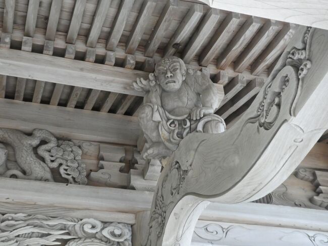 日住白山神社は、由利本荘市の鮎瀬集落の外れの小高い山中にある神社で<br />石橋山　という地名だから<br />ここは　石橋山という山かもしれない。<br /><br />