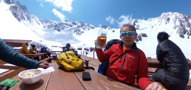2022.05.01~04ゴールデンウイーク 北アルプス<北穂高岳>涸沢ベースキャンプ雪山登山<br /><br />穂高連峰の最北端にそびえる、標高3,106m北穂高岳を登るため、雪山の涸沢ヒュッテ・テント場に2泊した。<br />【主な活動)<br />05.01(初 日)22:00 都内を乗用車で脱出。<br /><br />05.02(2日目)05:00 さわんどバスターミナル→(タクシー)→上高地BT→明神→徳沢→横尾→12:30涸沢(テント泊)<br />午後より吹雪の中、テント設営。一晩中、吹雪く。<br /><br />05.03(3日目)綺麗なモルゲンロートが出現。<br />06:00 涸沢→北穂高岳登頂→ 12:30 涸沢。涸沢ヒュッテ・デッキで乾杯。<br /><br />05.04(4日目)08:00涸沢→横尾→徳沢→明神→13:24上高地→(タクシー)→さわんどバスターミナル<br />徳沢名物:山のカレーライス、ソフトクリーム。沢渡温泉「梓湖畔の湯」で汗流す。松本市内で山賊焼きそばセットを食べて、帰宅。