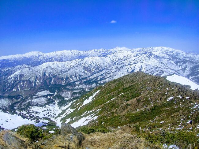 GW中盤の3連休は天気が良さそうだったので、前日に計画して各地をめぐる山旅へ。初日は朝出発して東に向かう途中で登れる山梨の雨乞岳、2日目は1年半前にガスって景色が見えなかった会津駒ヶ岳、3日目は期間限定で残雪期登山ができる至仏山に登ってきました。特に会津駒ヶ岳と至仏山では雪山の絶景を楽しめました。<br /><br />＜旅程＞<br />【1日目(5/3火)】<br />　→8:57塩尻9:18→小淵沢9:54（特急しなの＋あずさ）<br />　小淵沢駅→ヴィレッジ白州登山口（タクシー）<br />　ヴィレッジ白州登山口10:23-11:53雨乞岳11:55-12:19水晶ナギ12:22-14:01石尊神社14:03-14:26松原上バス停（徒歩）<br />　松原上14:44→韮崎駅15:22（山梨交通）<br />　韮崎16:08→16:17甲府16:31→新宿18:04（JR中央線＋特急あずさ）<br />【2日目(5/4水)】<br />　浅草6:30→会津高原尾瀬口9:23（特急リバティ）<br />　会津高原尾瀬口9:40→駒ヶ岳登山口10:48（会津バス）<br />　駒ヶ岳登山口バス停10:57-11:14滝沢登山口-13:00駒の小屋-13:12会津駒ヶ岳13:29-13:37駒の小屋13:41-14:49滝沢登山口-15:05駒ヶ岳登山口バス停-15:12道の駅尾瀬檜枝岐（徒歩）<br />道の駅尾瀬檜枝岐前16:34→会津高原尾瀬口17:50（会津バス）<br />　会津高原尾瀬口18:06→19:51栃木20:18→新前橋21:52（特急リバティ＋JR両毛線）<br />【3日目(5/5木)】<br />　新前橋6:32→沼田7:09（JR上越線）<br />　沼田駅7:20→尾瀬戸倉8:43（関越交通）<br />　戸倉8:55→鳩待峠9:30（乗合バス）<br />　鳩待峠9:27-11:05至仏山11:42-12:50山ノ鼻13:03-13:56鳩待峠（徒歩）<br />　鳩待峠14:15→戸倉14:50（乗合バス）<br />　尾瀬戸倉15:12→上毛高原駅16:58（関越交通）<br />　上毛高原17:27→18:40東京18:48→名古屋20:25（新幹線）